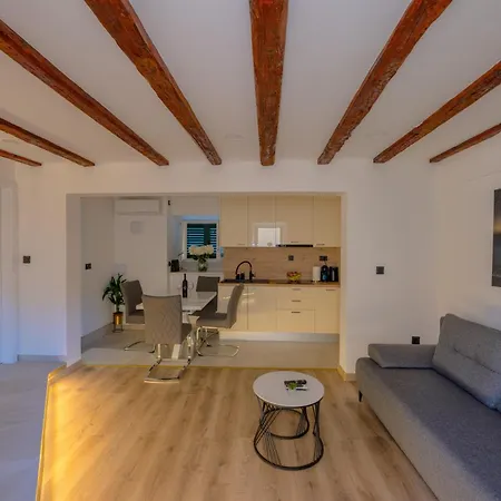 Apartmán Bernard Deluxe Renovated Peaceful Old Town Gem