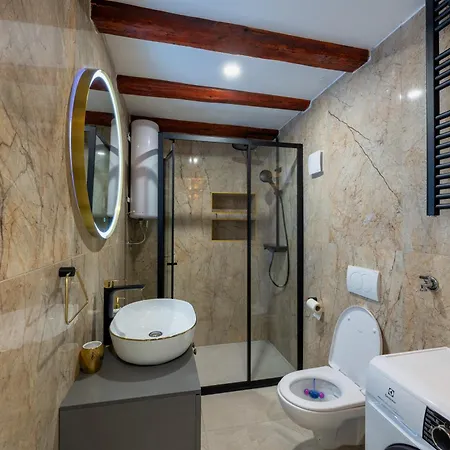 Bernard Deluxe Renovated Peaceful Old Town Gem Apartmán *