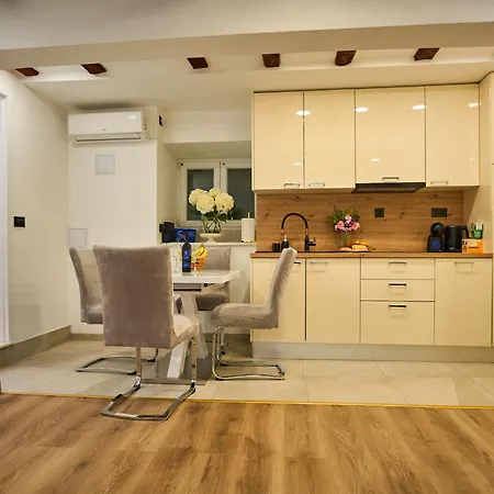 Bernard Deluxe Renovated Peaceful Old Town Gem