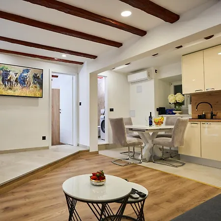 Bernard Deluxe Renovated Peaceful Old Town Gem Apartmán