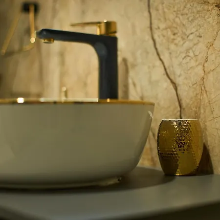 Bernard Deluxe Renovated Peaceful Old Town Gem *