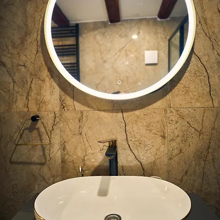 Bernard Deluxe Renovated Peaceful Old Town Gem Apartmán