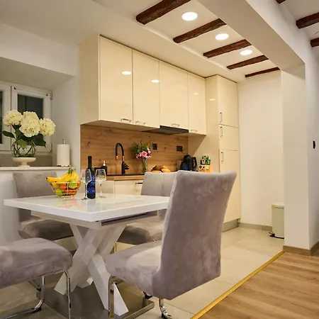 Bernard Deluxe Renovated Peaceful Old Town Gem Сплит