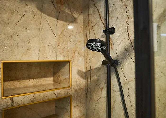 Bernard Deluxe Renovated Peaceful Old Town Gem Split