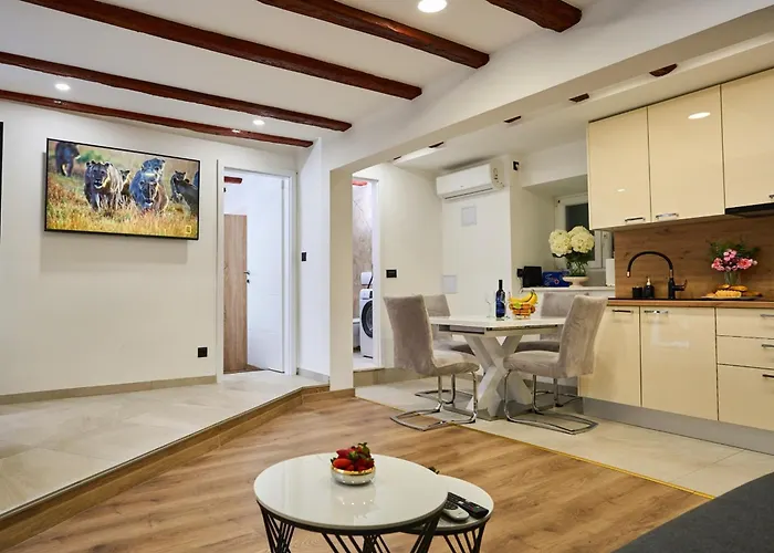 Bernard Deluxe Renovated Peaceful Old Town Gem Apartment