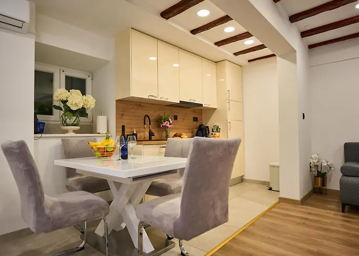 Bernard Deluxe Renovated Peaceful Old Town Gem Split